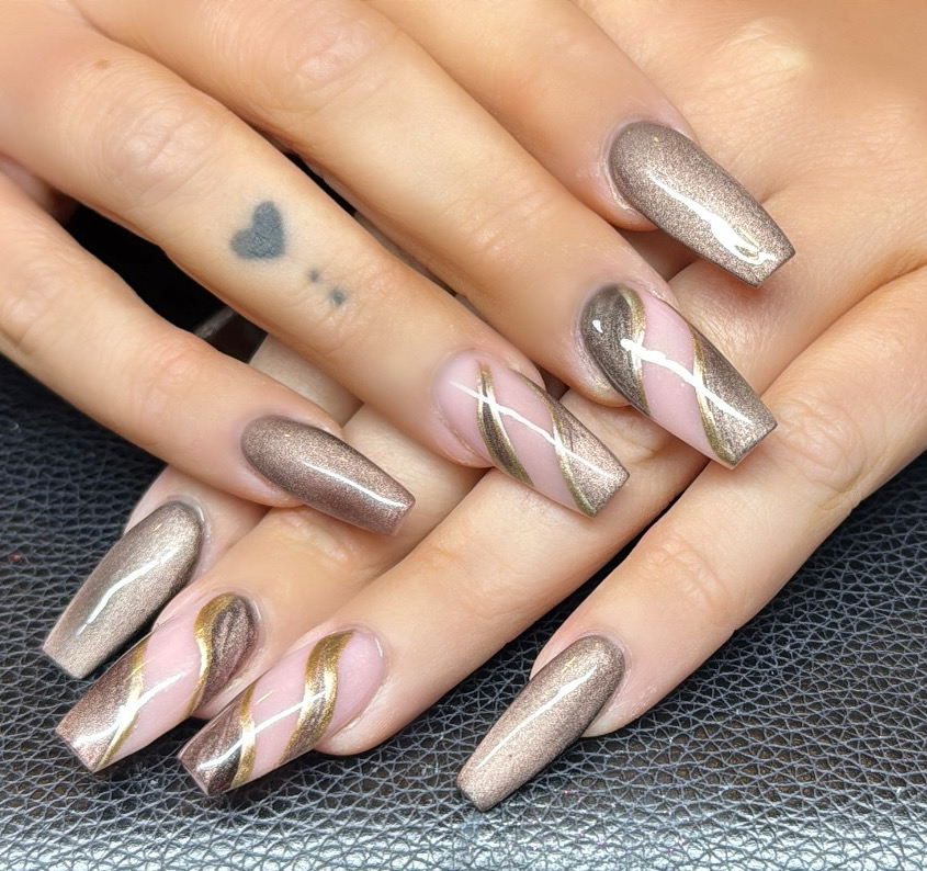 Coffin acrylnagels in bruin glitter met roze en gouden swirls