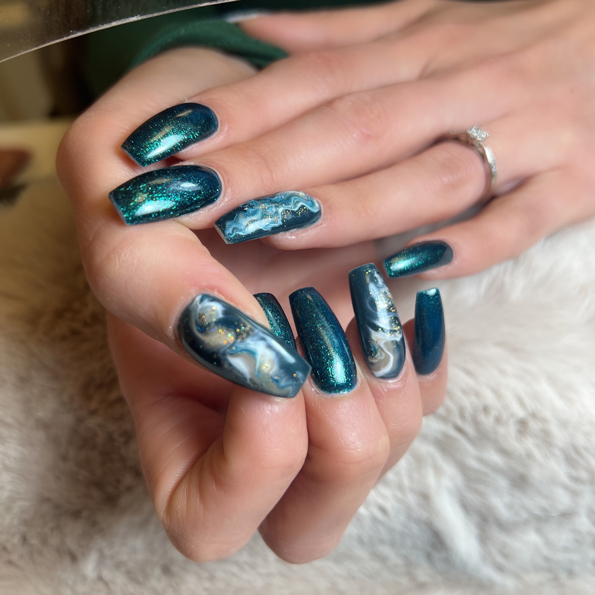 Petrolkleurige chroomnagels met marmerdetails