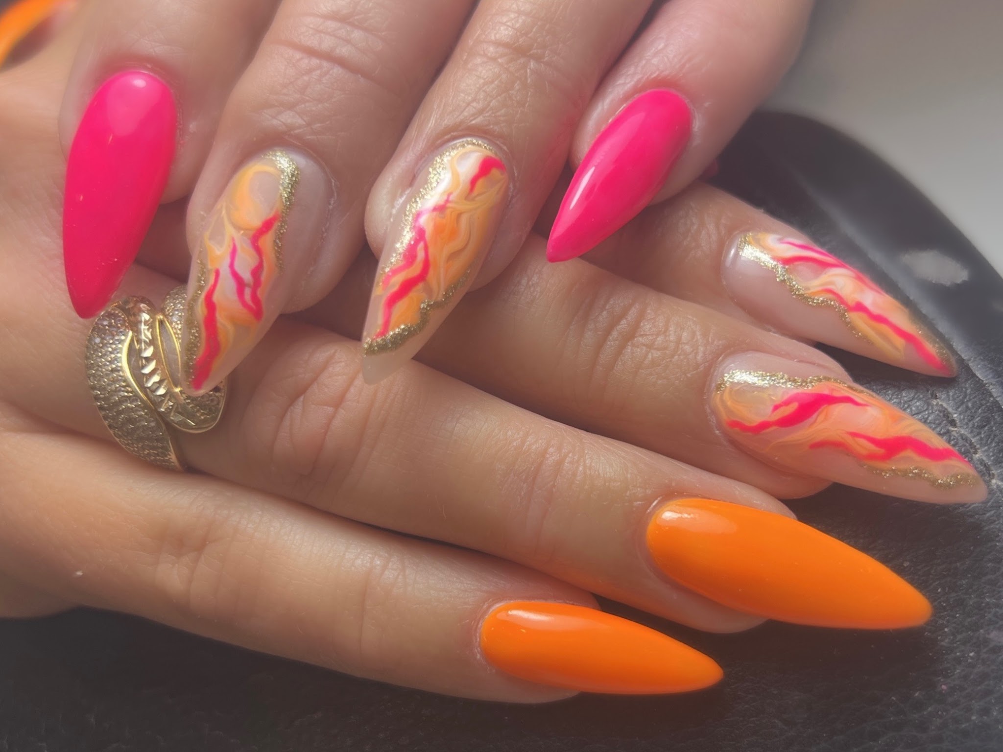 Amandelnagels in fel roze en oranje met vlammen nail art