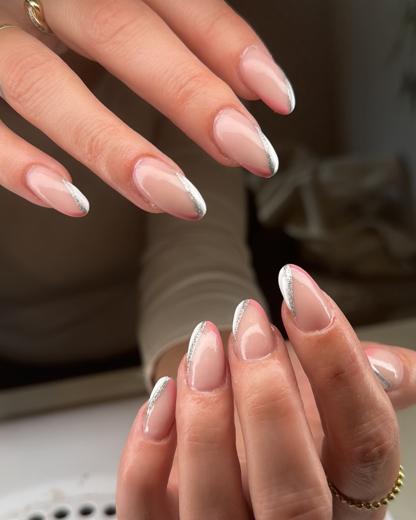 Lange amandelnagels met een zilveren French tip