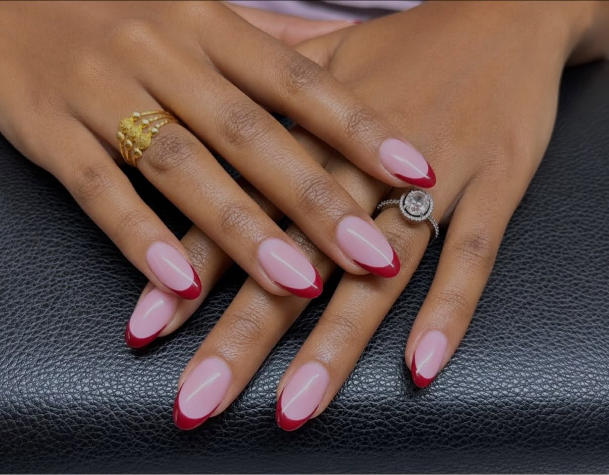 Amandelnagels met een kersenrode French tip