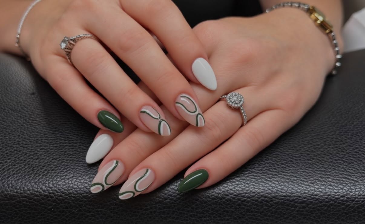 Nude amandelnagels met groene accenten en lijntjes