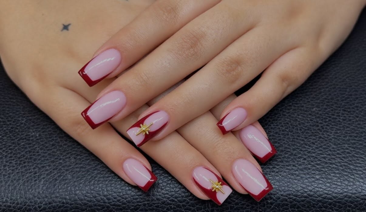 Bordeaux French nagels met een gouden detail